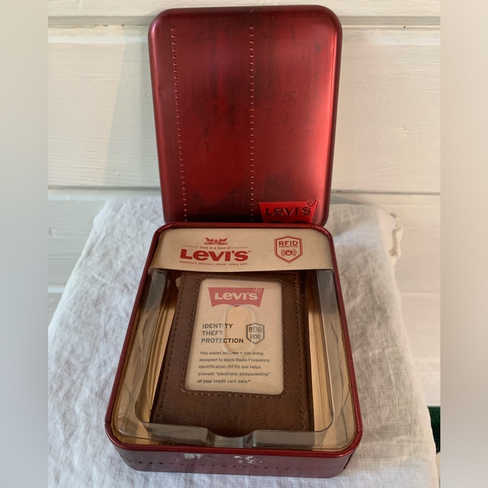 Levi’s Jarrett II NWT Brown Leather Magnet clip Wallet bifold slim